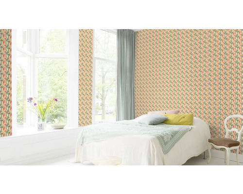 Schlafzimmer mit geometrischer Retro-Tapete in Gelb, Rot und Grau