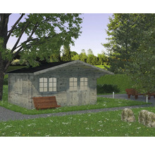 Abri de jardin en bois avec fenêtres et porte dans un paysage de jardin.