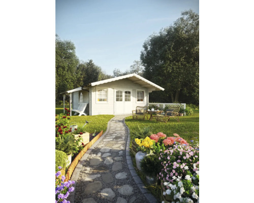 Jardin avec cabanon de jardin en bois, allée de rocaille et parterres de fleurs
