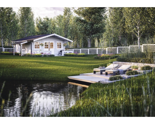 Maison de jardin en bois avec terrasse au bord d''un lac dans un environnement rural