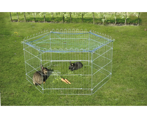 Freilaufgehege aus Draht mit zwei Kaninchen im Garten