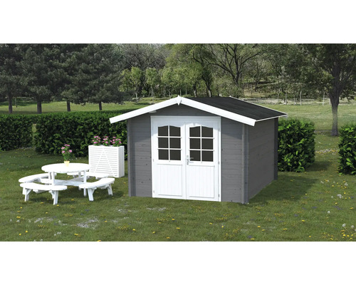 Gartenszene mit Gerätehaus aus Holz, Picknicktisch und Pflanzkübel