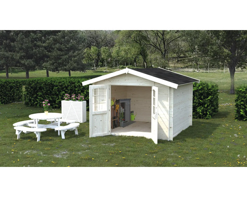 Gartenhaus mit geöffneten Doppeltüren, Gartentisch und Sitzbankgruppe auf Rasenfläche