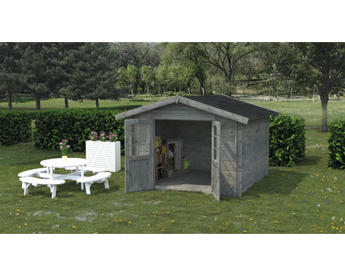 Abri de jardin Palmako Lotta 7,3 m² 340 x 330 cm imprégné par immersion gris Scène de jardin avec cabane de jardin en bois avec portes ouvertes, table de jardin et banc de jardin