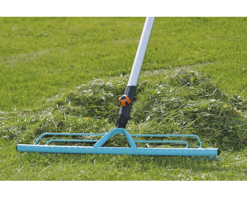 Râteau de jardin pour ramasser l''herbe coupée sur la pelouse