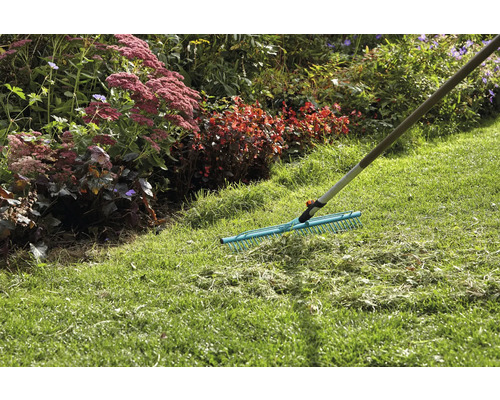 Râteau de jardin pour enlever l''herbe coupée sur la pelouse