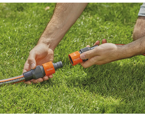 Deux raccords rapides de jardin sont connectés