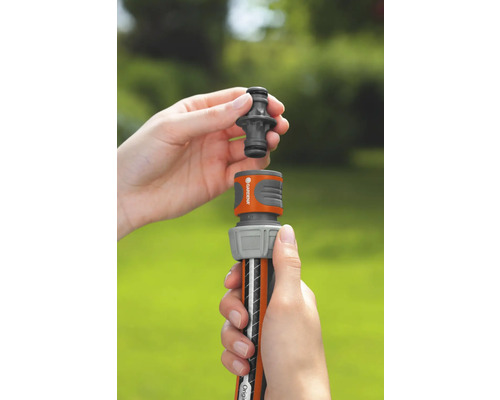 Le raccord de tuyau d''arrosage est connecté à un raccord de tuyau