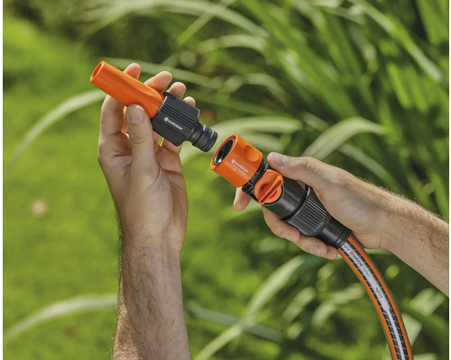 Gartenschlauchverbinder wird von Händen gehalten