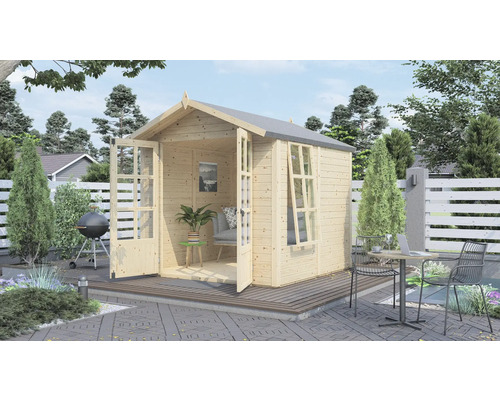 Abri de jardin en bois avec portes ouvertes, barbecue et table de jardin avec chaises