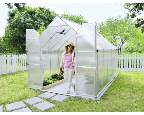 Serre de jardin avec porte ouverte et une femme qui entre