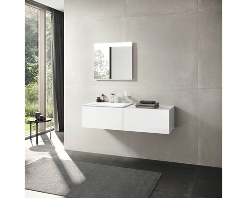 Salle de bains moderne avec meuble sous-lavabo blanc, miroir et fenêtre