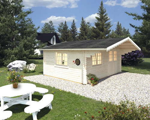 Gartenansicht mit Holzgartenhaus, Gartentisch und Dartscheibe