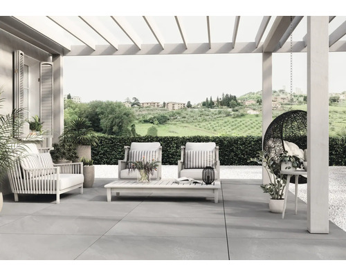 Terrasse mit Sitzgruppe, Lounge-Sessel, Couchtisch und Hängekorb unter einer Pergola mit Blick in die Natur