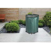 Grüne Regentonnen für den Garten auf einer Holzterrasse