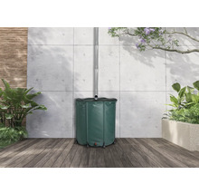 Regentonne aus Kunststoff mit Wasserablaufrohr im Garten