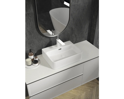 Modernes Badezimmer mit weissem Aufsatzwaschbecken, Spiegel und Unterschrank