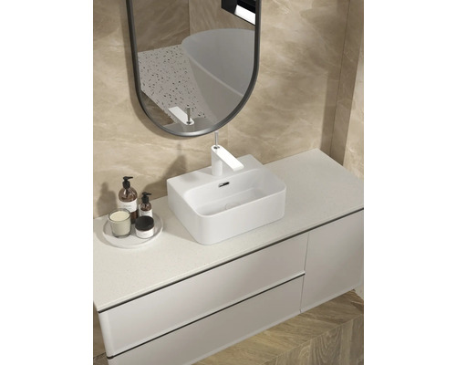 Modernes Badezimmer mit Waschtisch, Aufsatzwaschbecken, Armatur und Spiegel