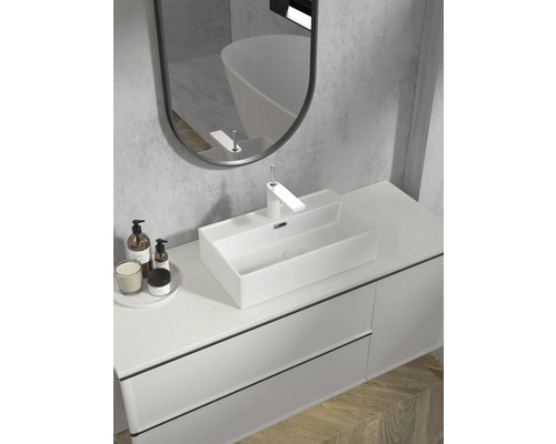 Salle de bain moderne avec lavabo, robinet, miroir et meuble sous-lavabo