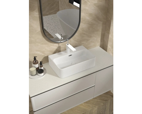 Salle de bain moderne avec meuble-lavabo, vasque à poser, robinetterie et miroir