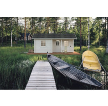 Holzgartenhaus mit Boot am See