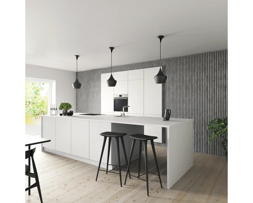 Cuisine claire avec îlot de cuisine, tabourets de bar et suspensions