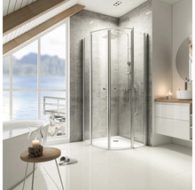 Helles Badezimmer mit Dusche, Waschbecken und Badewanne unter Dachschräge