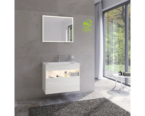 Salle de bain avec meuble sous-vasque, miroir avec éclairage et label PEFC