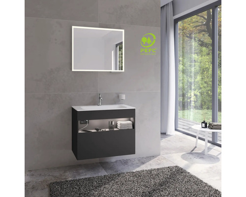 Salle de bains avec meuble sous-vasque, miroir avec éclairage et label PEFC pour une gestion forestière durable