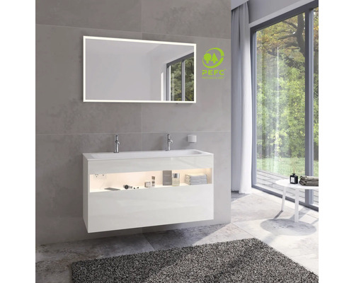 Modernes Badezimmer mit beleuchtetem Spiegel, Waschbeckenunterschrank und PEFC Siegel für nachhaltige Forstwirtschaft