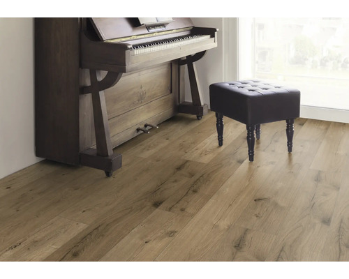 Holzboden mit Klavier und Sitzhocker in einem hellen Raum.