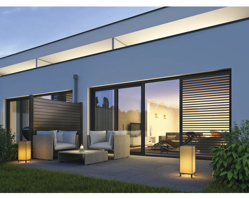 Terrasse mit Sitzgruppe, Sichtschutzwand und Aussenbeleuchtung