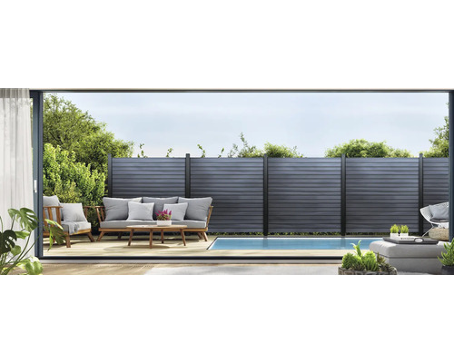 Aussenbereich mit Terrassendielen, Zaun und Pool