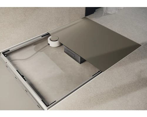Douche de plain-pied avec caniveau de douche, pompe de vidange et receveur de douche