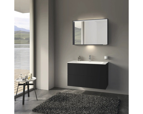 Modernes Badezimmer mit Waschbeckenunterschrank, Spiegel und Teppich