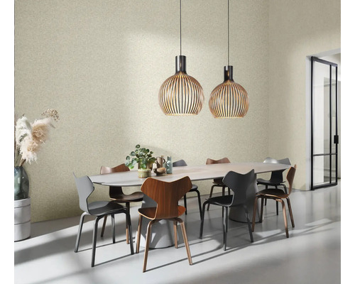 Salle à manger avec table, chaises et suspensions