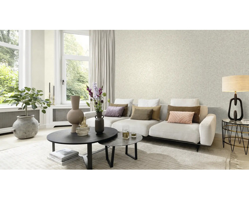 Espace de vie lumineux avec papier peint à motifs de feuilles, canapé et décoration