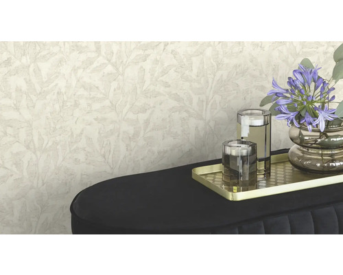 Scène avec papier peint à motifs, décoration et meuble