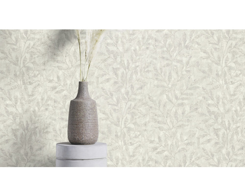 Papier peint clair à motif de feuilles et vase avec des plantes