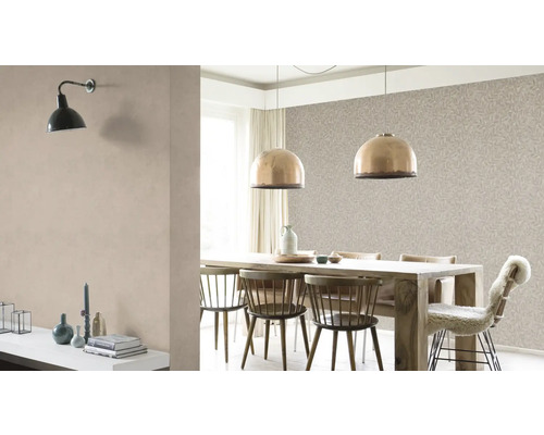 Salle à manger avec table à manger, chaises, suspensions et papier peint à motifs floraux.