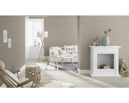 Salon avec papier peint, canapé, cheminée et décorations pour une ambiance chaleureuse