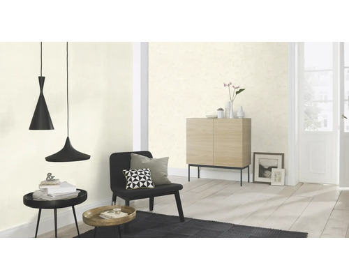 Aménagement d''un espace de vie avec papier peint, meubles et luminaires pour une ambiance lumineuse