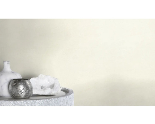 Scène décorative avec vase, bougeoir et quartz sur une table