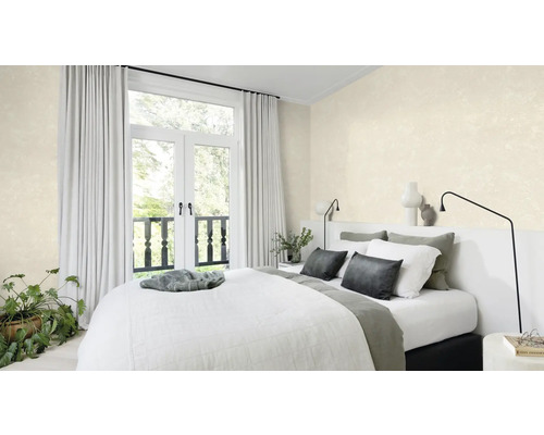 Chambre avec lit, rideaux et papier peint texturé