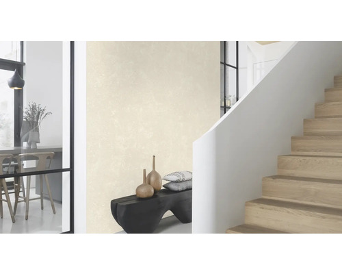 Pièce lumineuse avec papier peint à motifs, escalier et éléments décoratifs