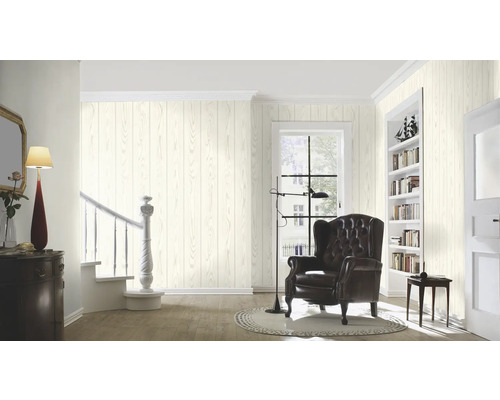 Salon avec papier peint imitation bois, fauteuil et escalier