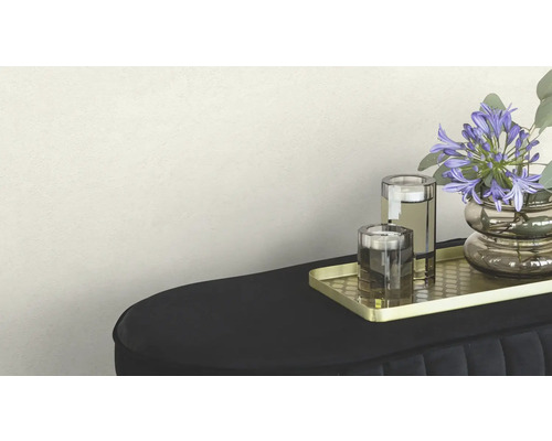 Arrangement décoratif avec fleurs, bougeoirs chauffe-plat et plateau sur un banc