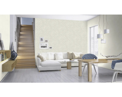 Salon avec escalier, canapé, table à manger et papier peint à motifs