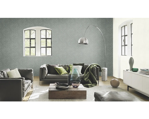 Salon avec papier peint intissé gris, canapés en cuir, table en bois et lampadaire arc