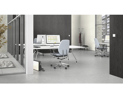 Espace de bureau avec bureaux, chaises de bureau et ordinateurs